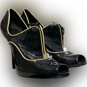 Gucci heels 9 B- OFFERS